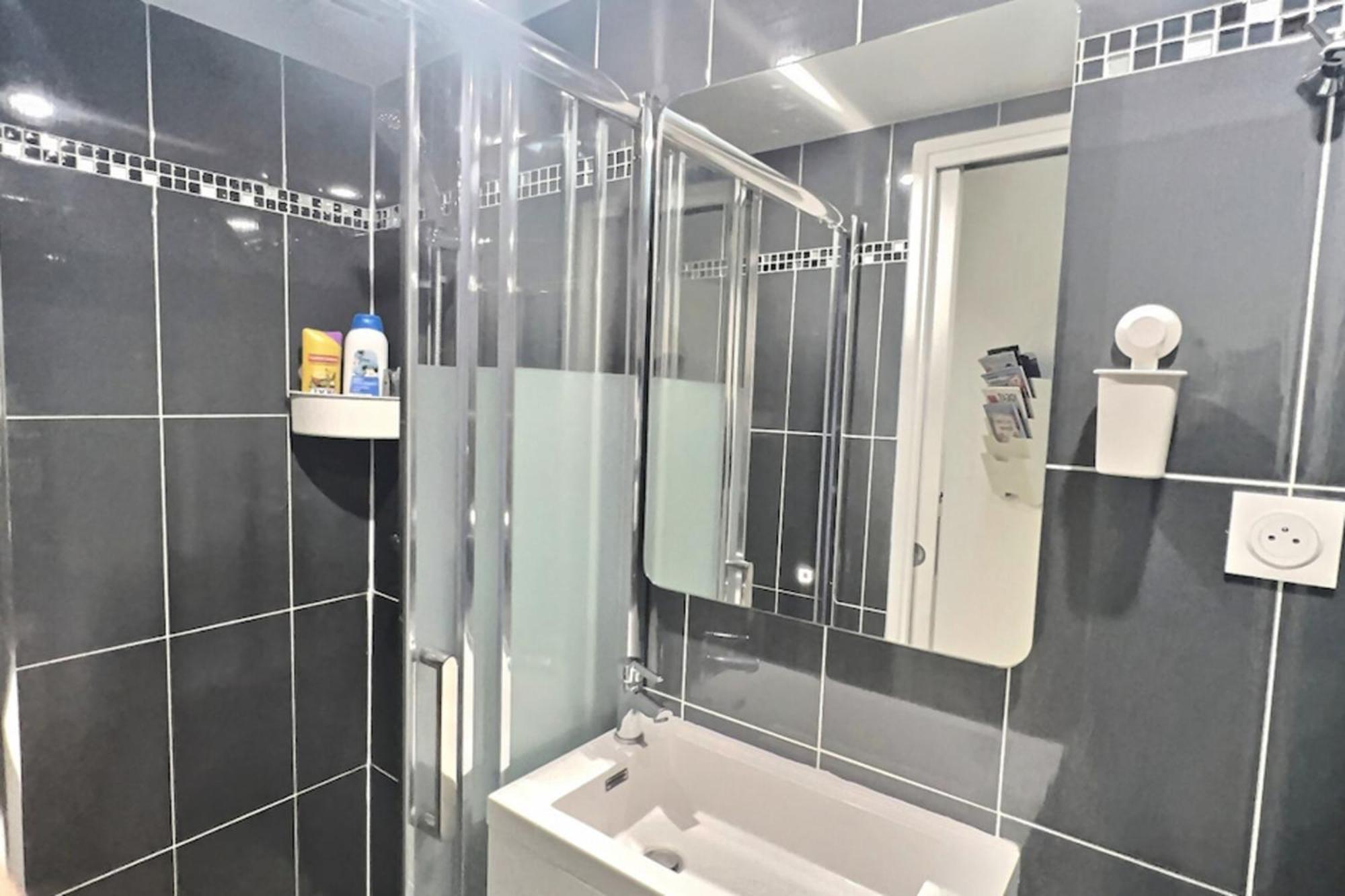 Ideally Located And Atypical Apartment In Paris Bagian luar foto