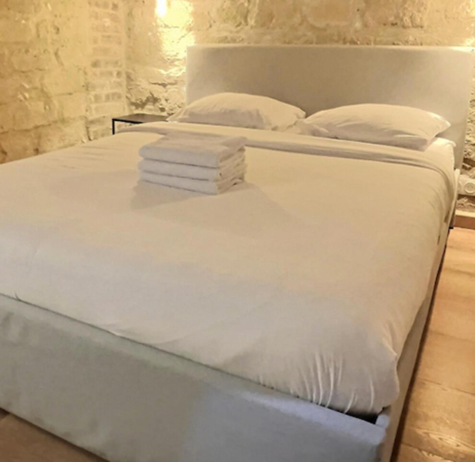Ideally Located And Atypical Apartment In Paris Bagian luar foto