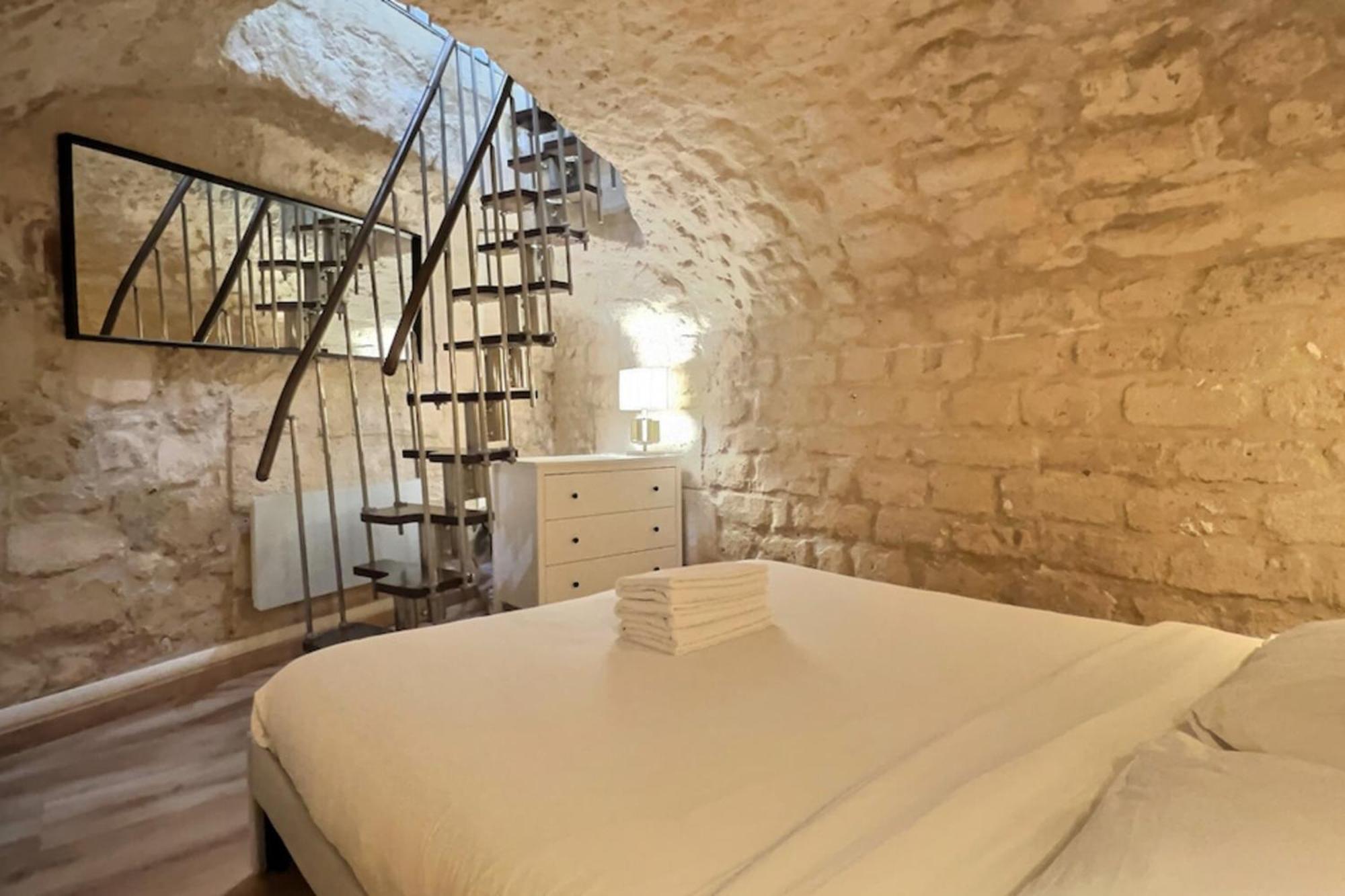 Ideally Located And Atypical Apartment In Paris Bagian luar foto